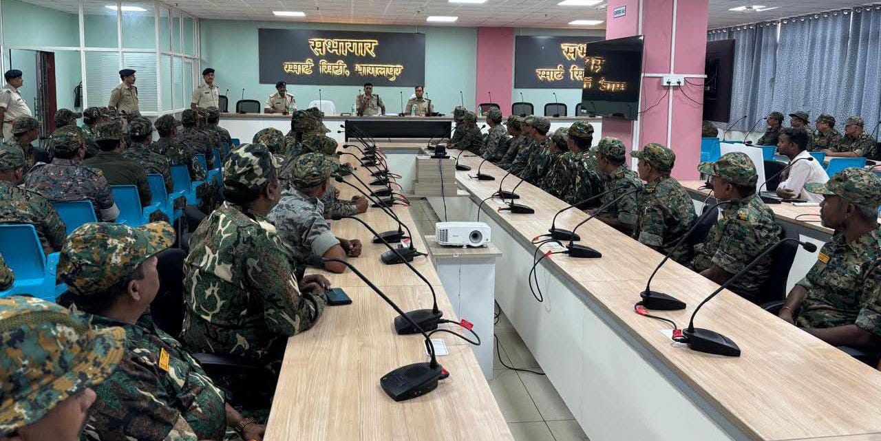 डायल-112 के चालकों को त्वरित रिस्पॉन्स और संवेदनशील व्यवहार का निर्देश, SSP ने की समीक्षा बैठक