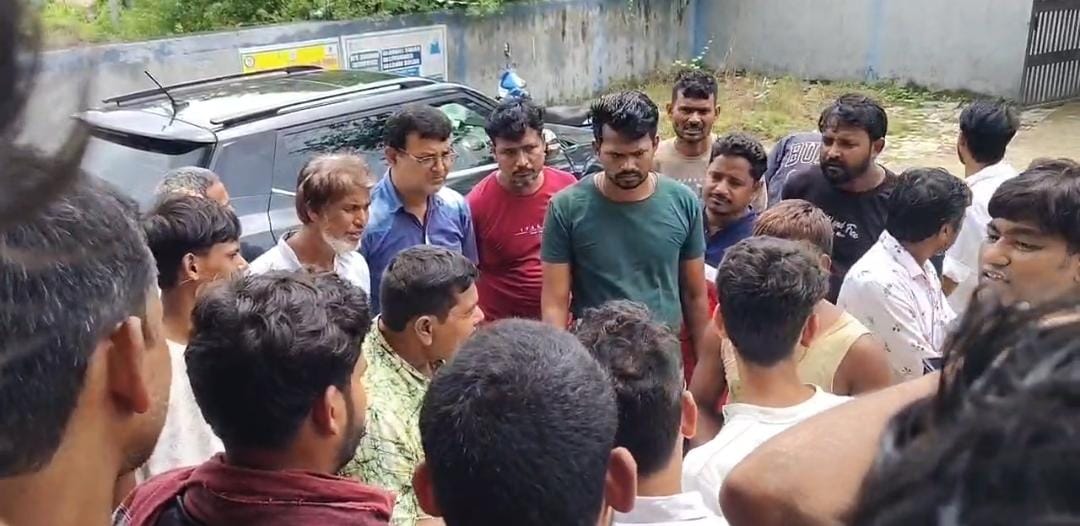 तीन-चार महीने से बिजली संकट से परेशान हल्दीबाड़ा के लोग, अलीगंज बिजली कार्यालय का किया घेराव