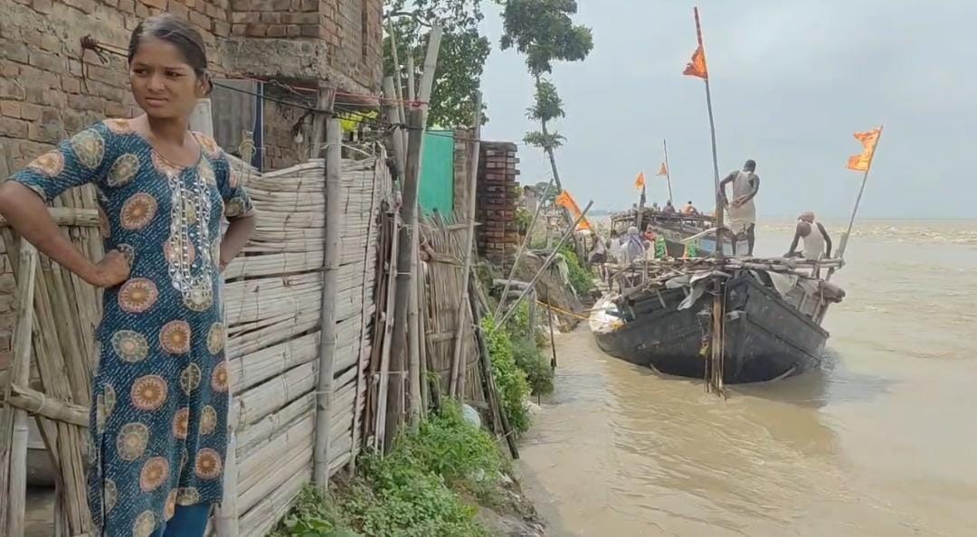 भागलपुर में गंगा का बढ़ा जलस्तर, तेज हुआ कटाव; पक्के मकानों पर मंडराया खतरा