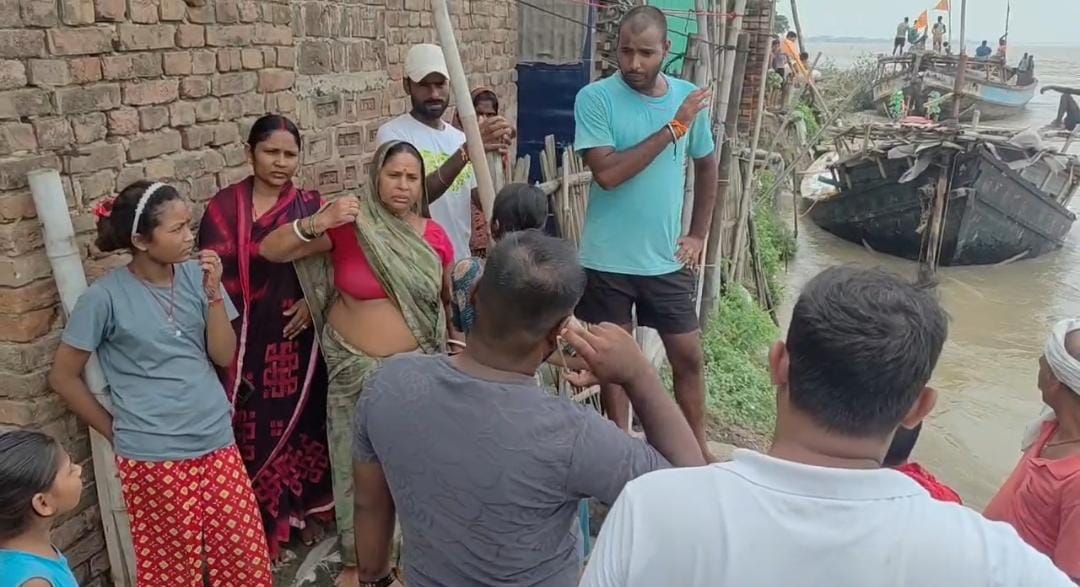 भागलपुर में गंगा का कहर: मंदरोनी, इंग्लिश फलका और माशारू में कई घर जमींदोज, आशियाना बचाने को खुद घर तोड़ रहे लोग