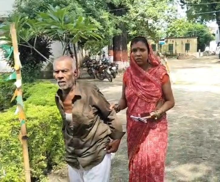 जमीन विवाद में 90 वर्षीय बुजुर्ग ने लगाया जानलेवा हमले का आरोप, बेटा ICU में भर्ती