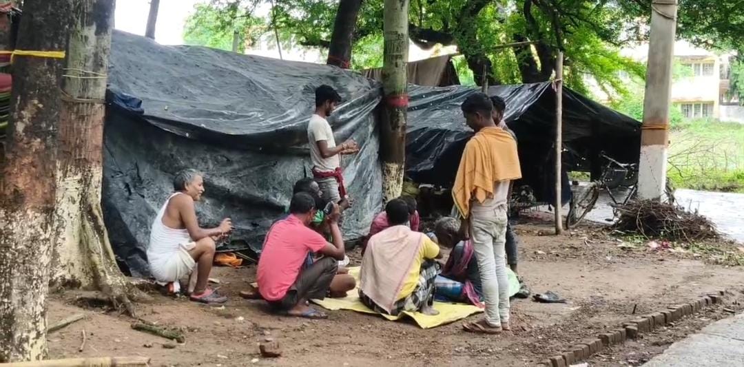 गंगा के बढ़ते जलस्तर से भागलपुर में बाढ़ का कहर, 5 हजार आबादी प्रभावित; ऊंचे स्थानों पर शरण लेने को मजबूर ग्रामीण