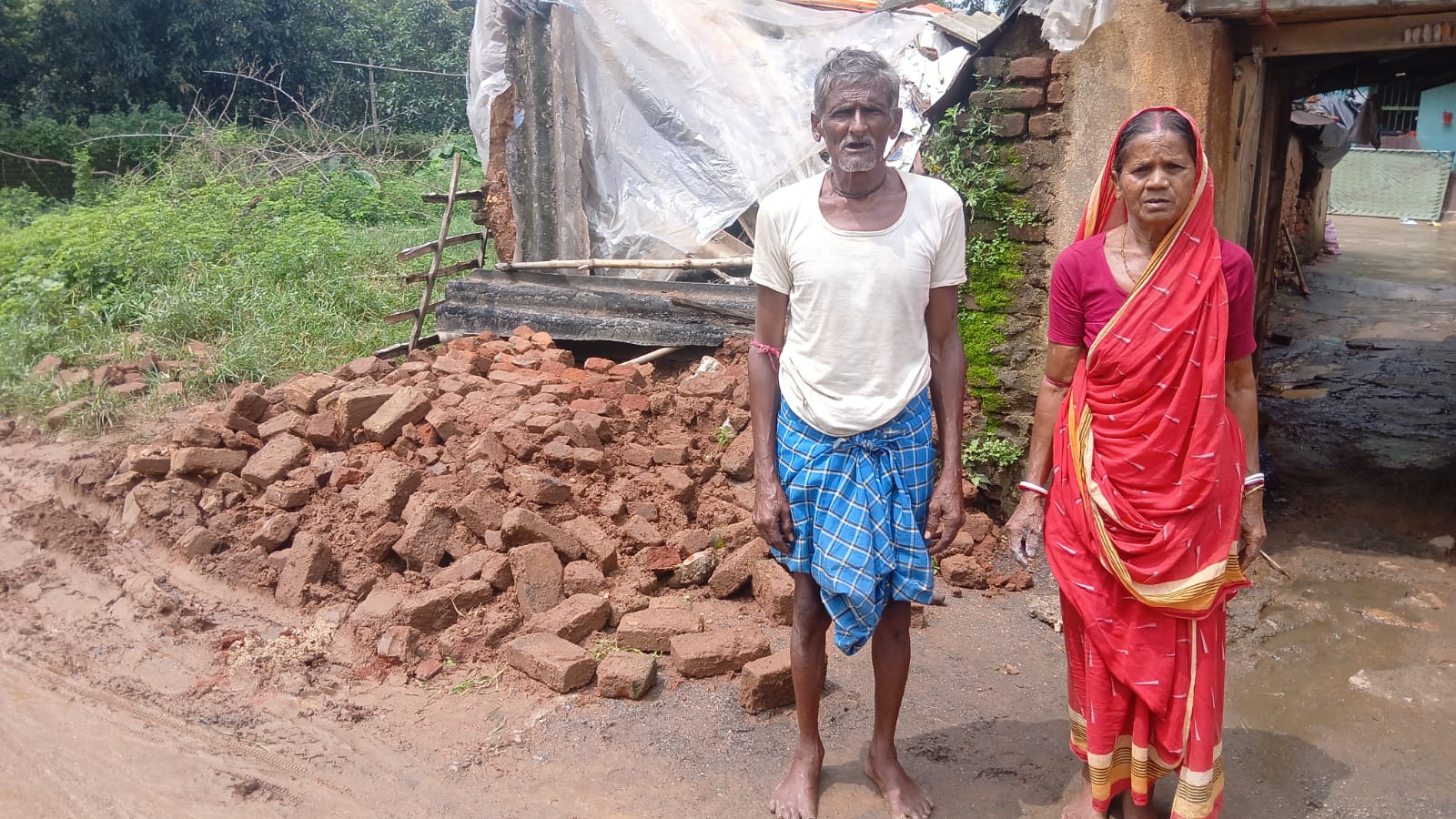तेज बारिश में ढहा मिट्टी का गोहाल, बाल-बाल बचा निरोध मंडल का परिवार; प्रशासन से आवास और मदद की गुहार