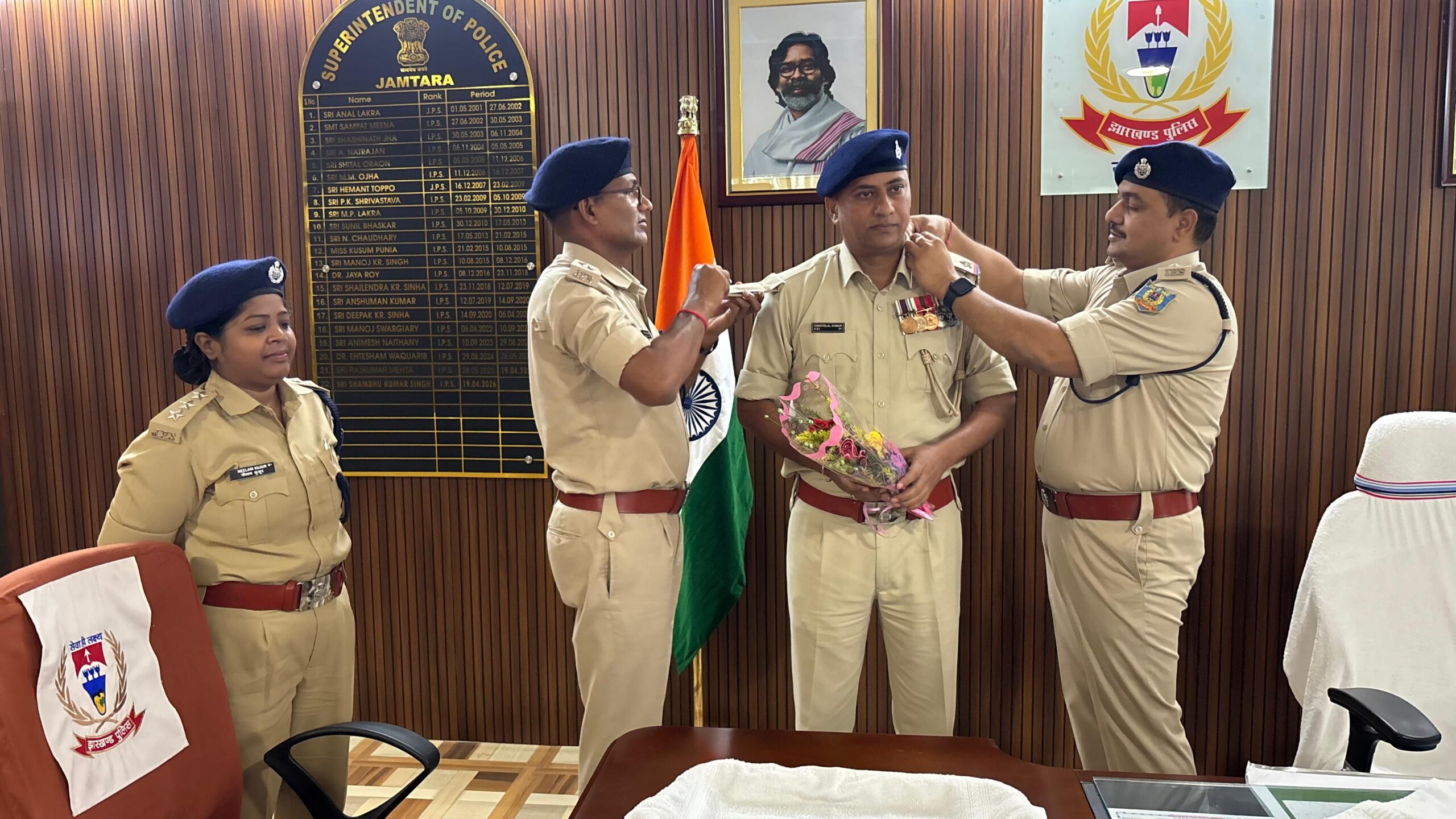 जामताड़ा पुलिस में पदोन्नति का जश्न: वीरता पदक विजेता सुशील टुडू बने इंस्पेक्टर, छोटेलाल बने एएसआई; एसपी ने लगाए स्टार
