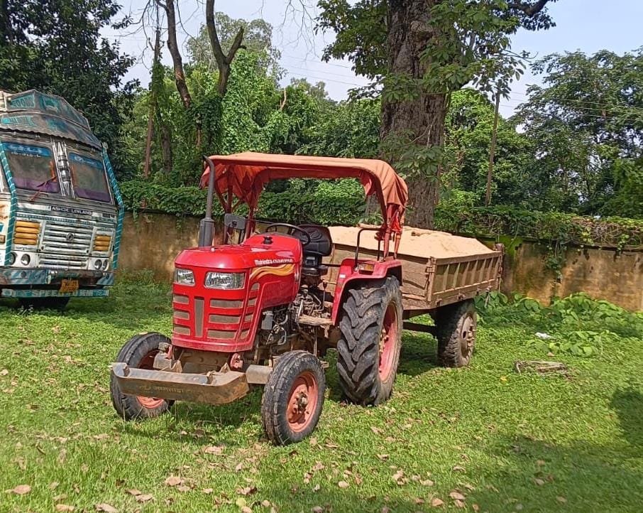 नाला में अवैध बालू परिवहन पर खनन विभाग की बड़ी कार्रवाई, बालू लदा ट्रैक्टर जब्त