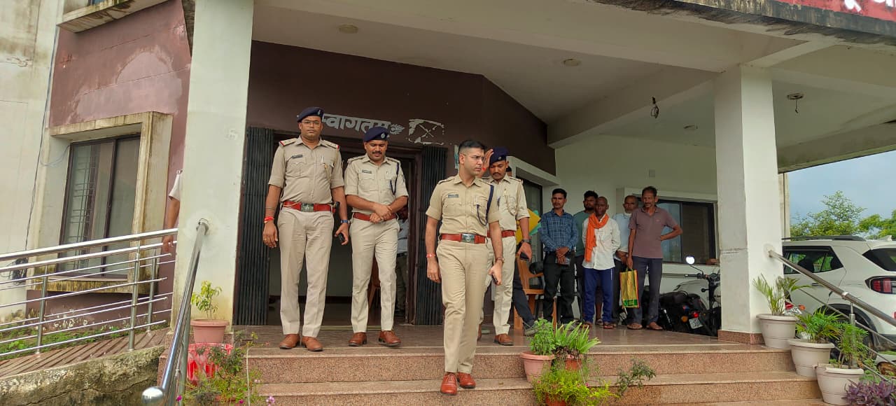 पलामू में एसपी का औचक निरीक्षण, लंबित मामलों के त्वरित निष्पादन और अपराधियों की गिरफ्तारी के दिए निर्देश