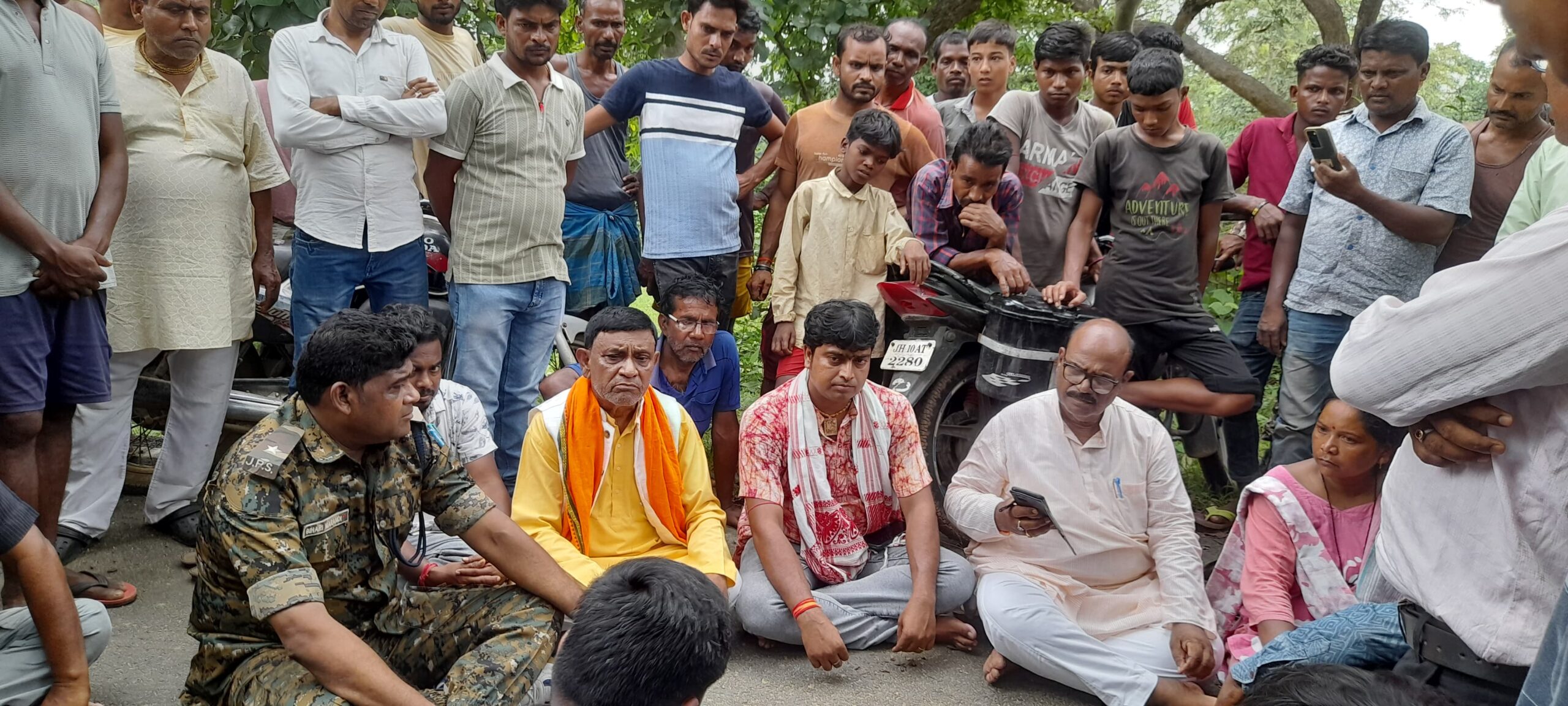 नाला-अफजलपुर मुख्य मार्ग पर दर्दनाक हादसा, ट्रक की चपेट में आने से बाइक सवार की मौत; एक गंभीर