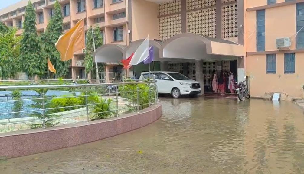 गंगा के उफान से भागलपुर इंजीनियरिंग कॉलेज में घुसा बाढ़ का पानी, हॉस्टल खाली कराया गया
