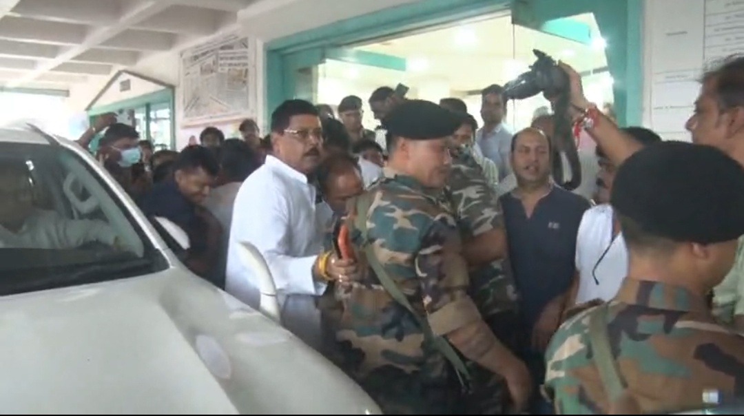 धनबाद में स्वास्थ्य मंत्री इरफान अंसारी के तीखे तेवर, सुदिव्य सोनू के निधन पर जताया दुख; अस्पताल मामले पर बोले- दुष्प्रचार किया जा रहा
