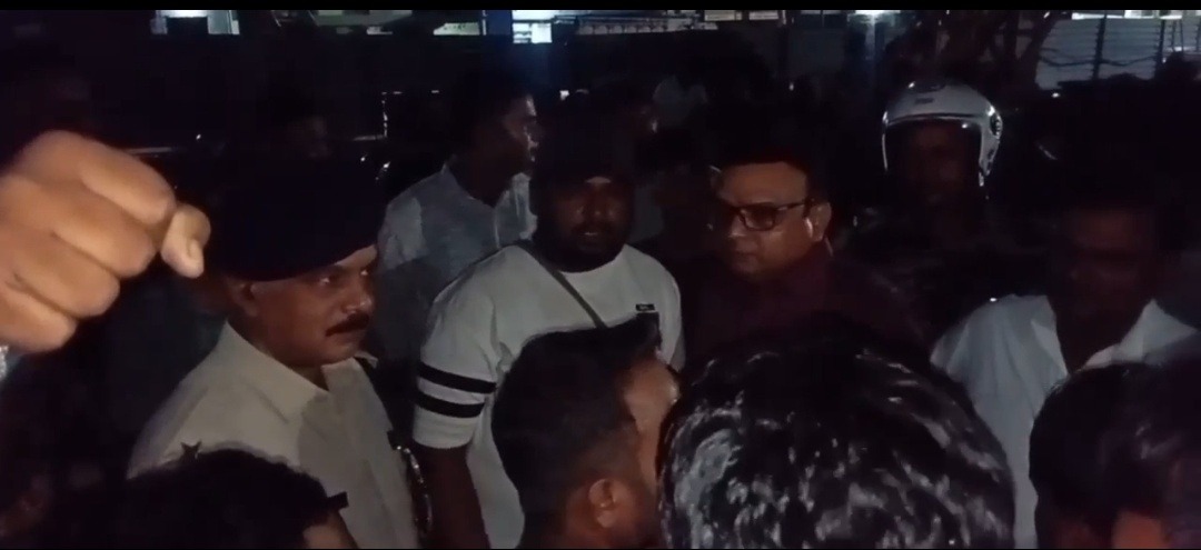धनबाद में ट्रक की चपेट में बाइक, महिला की मौके पर मौत; पति और दो बच्चे बाल-बाल बचे, सड़क दुरुस्त करने पर बनी सहमति