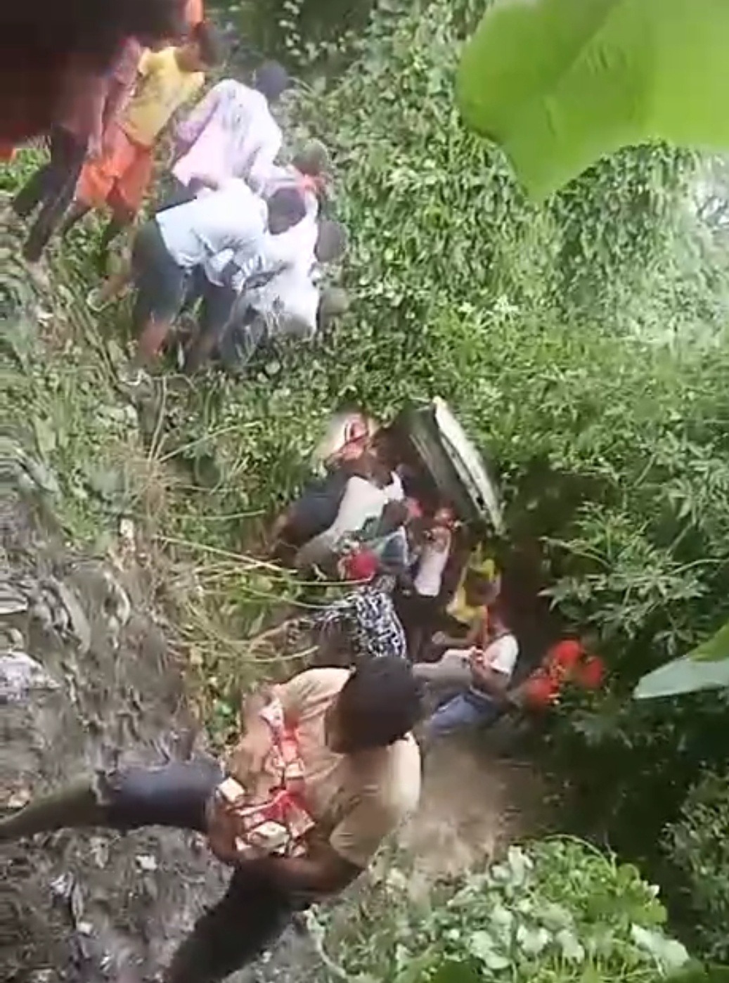 शराब लदी कार सड़क किनारे गड्ढे में पलटी, बोतलें लूटने उमड़ी भीड़