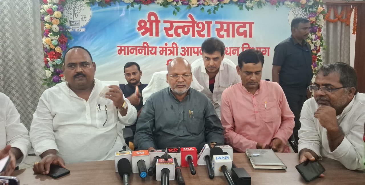 भागलपुर में बाढ़ राहत को लेकर मंत्री रत्नेश सदा सख्त, अधिकारियों को दिए कड़े निर्देश