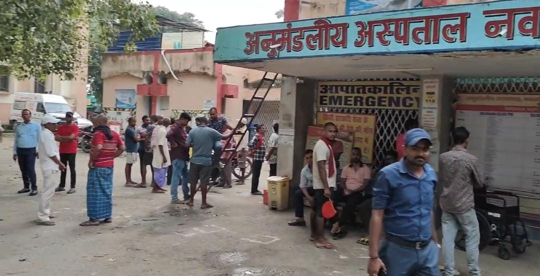 बाढ़ के पानी में जहरीले सांप ने डंसा, आंगनबाड़ी सेविका की मौत; नाव से अस्पताल पहुंचाया गया शव
