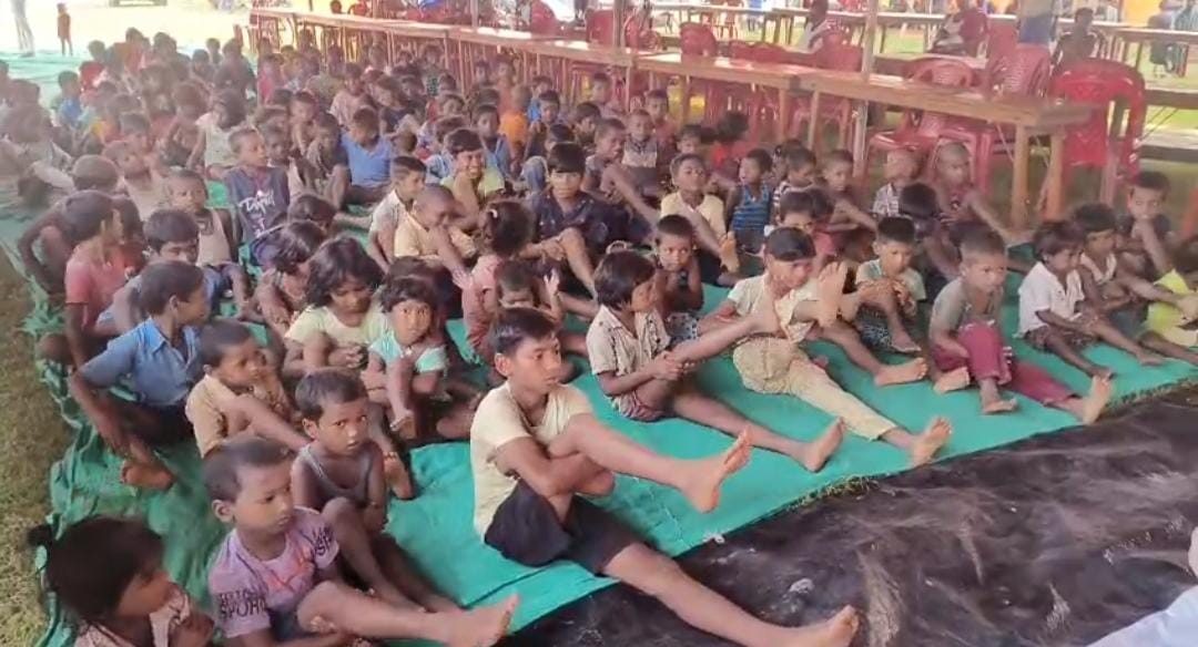 बाढ़ राहत शिविर में योगाभ्यास से लोगों ने पाया सुकून, बच्चों को बांटा गया दूध-बिस्किट