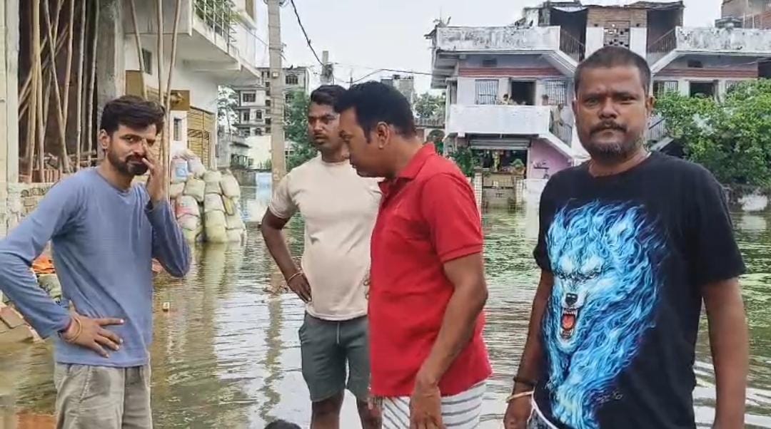 भागलपुर के मीराचक में बाढ़ का भयावह मंजर, 12 से 15 फीट पानी में घिरा गांव; बच्चों को नाव से भेजा जा रहा स्कूल