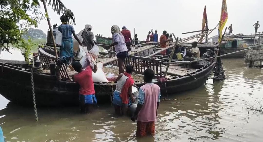भागलपुर के शहरी इलाकों में घुसा बाढ़ का पानी, घर छोड़ छतों पर पहुंचे लोग; राहत की मांग तेज
