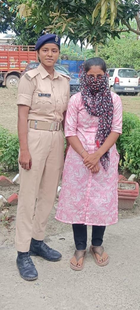 स्कूटी की डिक्की में छिपाकर ले जा रही थी शराब, 25 लीटर देसी चुलाई शराब के साथ युवती गिरफ्तार