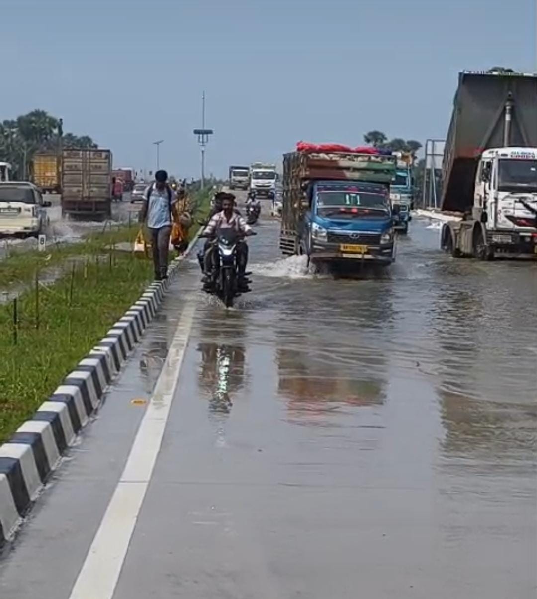 भागलपुर में बाढ़ का बढ़ता कहर, NH-80 के बाद ग्रीनफील्ड फोरलेन पर चढ़ा 2 फीट पानी; पटना से संपर्क पर मंडराया खतरा