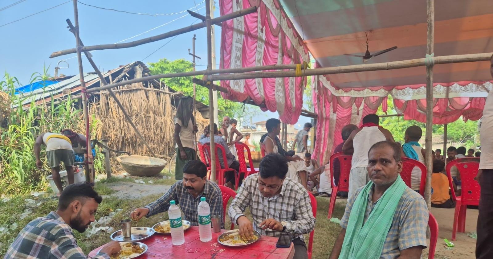 कम्युनिटी किचन में BDO ने खुद चखा खाना, बोले- सादा और स्वादिष्ट है भोजन; बाढ़ प्रभावितों को मिल रहे भोजन की परखी गुणवत्ता