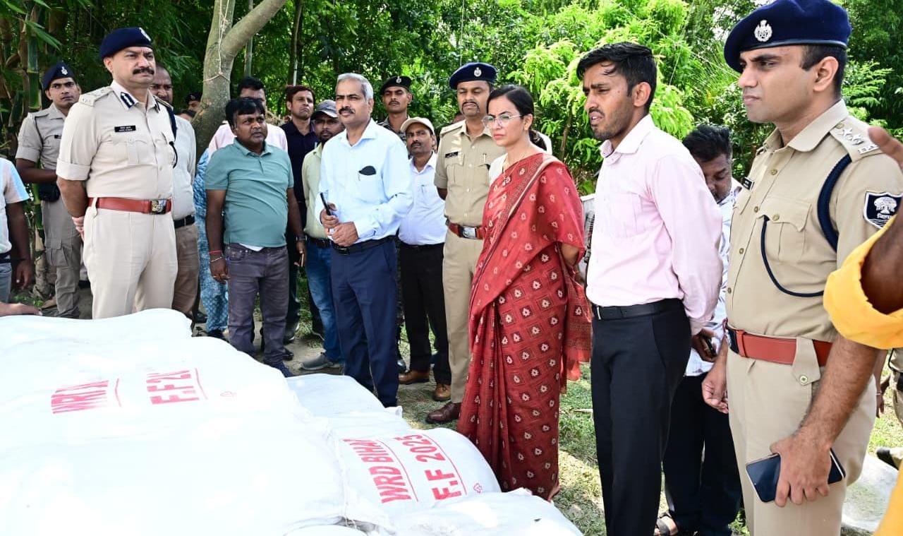कलबलिया बांध और बनिया में बाढ़ की स्थिति का जायजा, अधिकारियों को राहत कार्य तेज करने के निर्देश