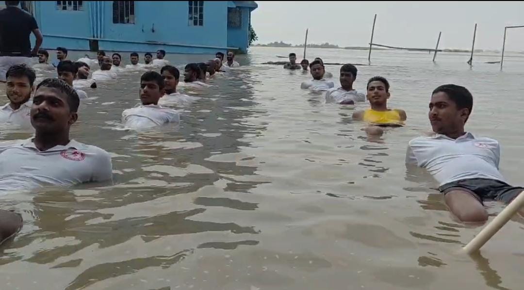 फीट बाढ़ के पानी में भी नहीं टूटा युवाओं का हौसला, सेना भर्ती की तैयारी में जुटे अभ्यर्थी
