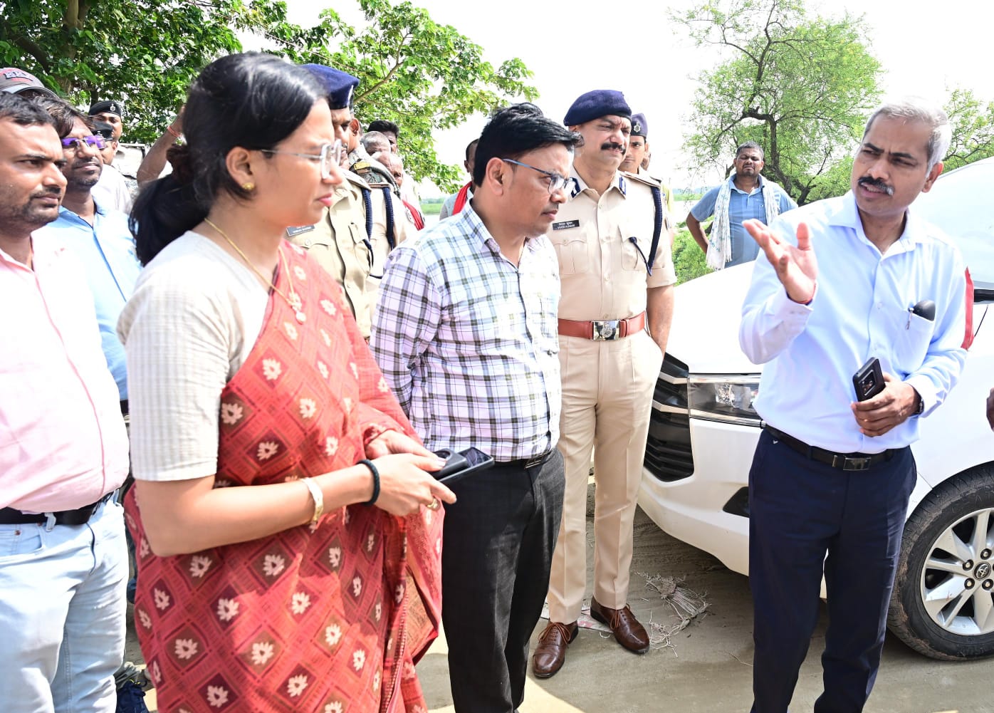 भागलपुर में बाढ़ से क्षतिग्रस्त तटबंधों का आयुक्त ने किया निरीक्षण, बचाव कार्य तेज करने के निर्देश