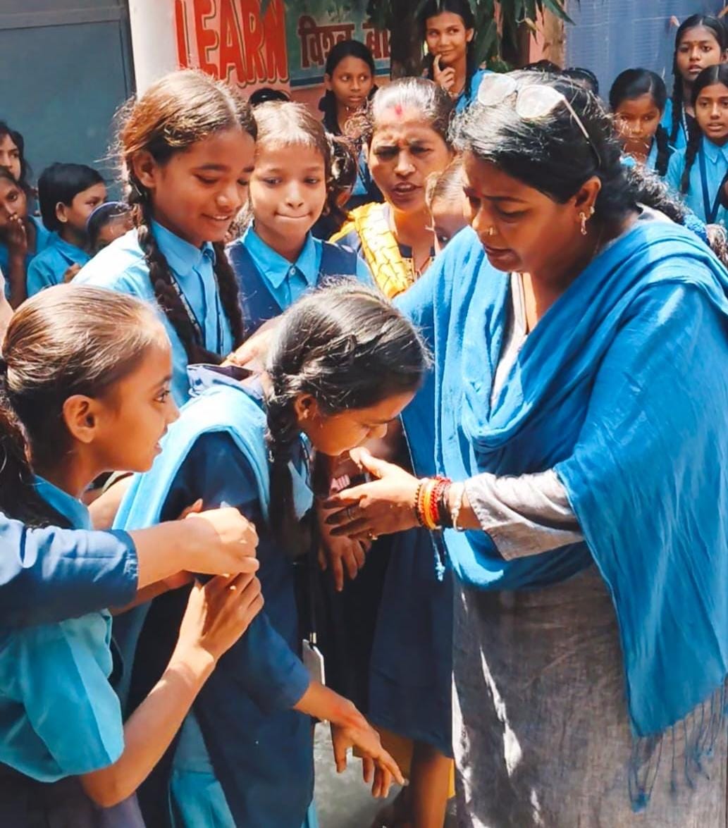 बिहारी कन्या मध्य विद्यालय में मना सुरक्षित शनिवार, छात्राओं को मॉक ड्रिल के जरिए सड़क-रेल दुर्घटनाओं से बचाव की दी जानकारी