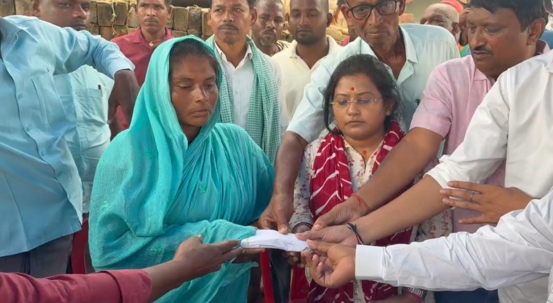 काजीकौरिया-राघोपुर बांध हादसा: मृतकों के परिजनों को गंगोत्री महासभा ने दी 75-75 हजार की सहायता