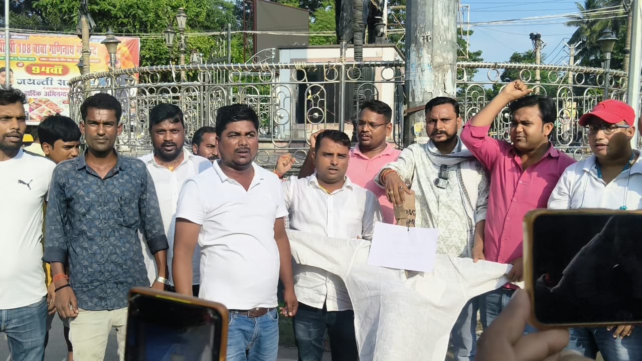 पत्रकार अभिषेक कुमार पर कथित हमले के विरोध में सिविल सर्जन का पुतला दहन, 48 घंटे में कार्रवाई नहीं तो सहरसा बंद की चेतावनी