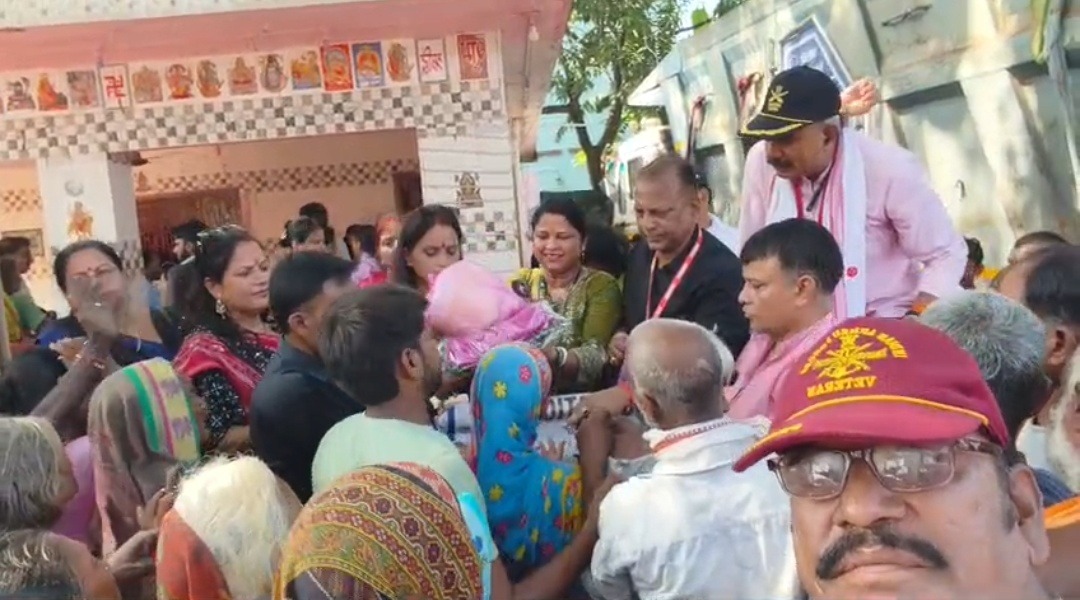बाढ़ पीड़ितों की मदद को आगे आई मां आनंदी संस्था, सबौर स्टेशन चौक पर सैकड़ों जरूरतमंदों को बांटी राहत सामग्री