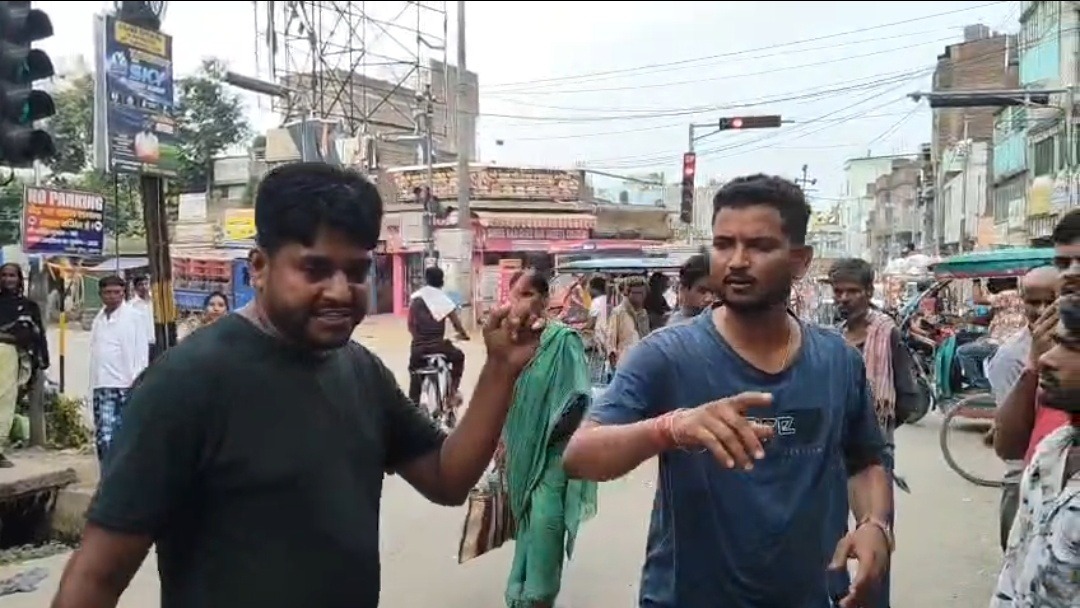 सरकारी नौकरी दिलाने के नाम पर एक लाख रुपये मांगने का आरोप, गोरहट्टा चौक पर हाई वोल्टेज ड्रामा