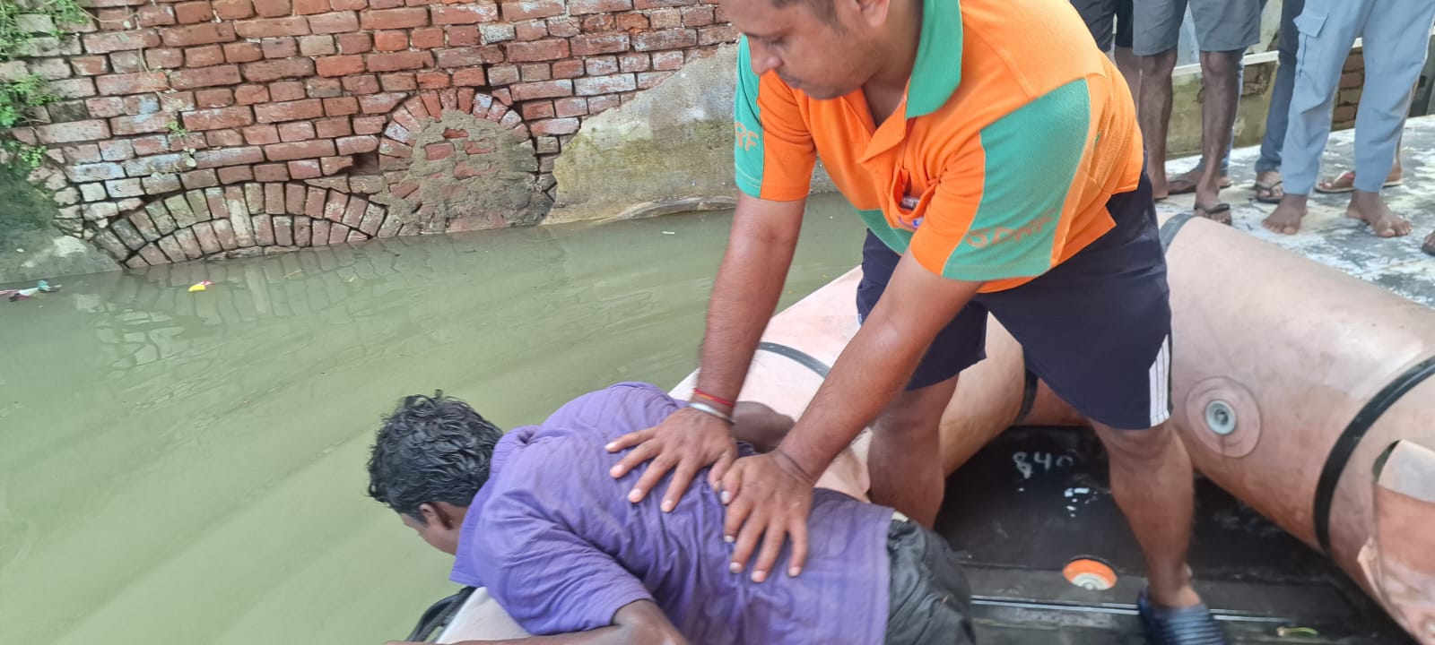बूढ़ानाथ में गंगा स्नान के दौरान गहरे पानी में डूबने लगा मासूम, SDRF जवानों ने बचाई जान