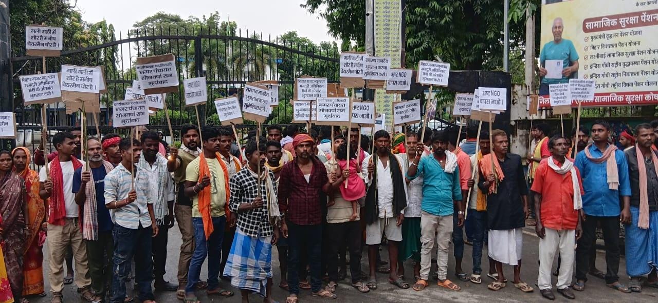 सहरसा में सफाईकर्मियों का समाहरणालय गेट पर धरना, आठ दिनों से हड़ताल; वेतन कटौती और शोषण के आरोप
