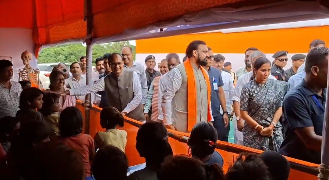भागलपुर में बाढ़ प्रभावितों से मिले शिवराज सिंह चौहान और सीएम सम्राट चौधरी, राहत शिविरों का लिया जायजा