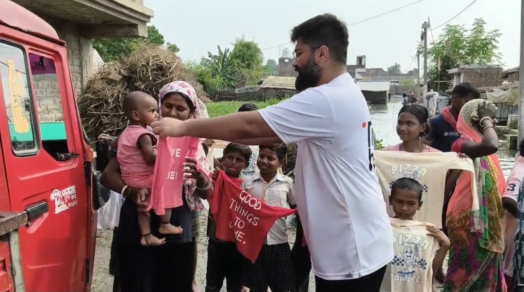 घोघा में बाढ़ से 80 फीसदी गांव जलमग्न, जोधपुर की ट्रू होप फाउंडेशन ने बांटी राहत सामग्री