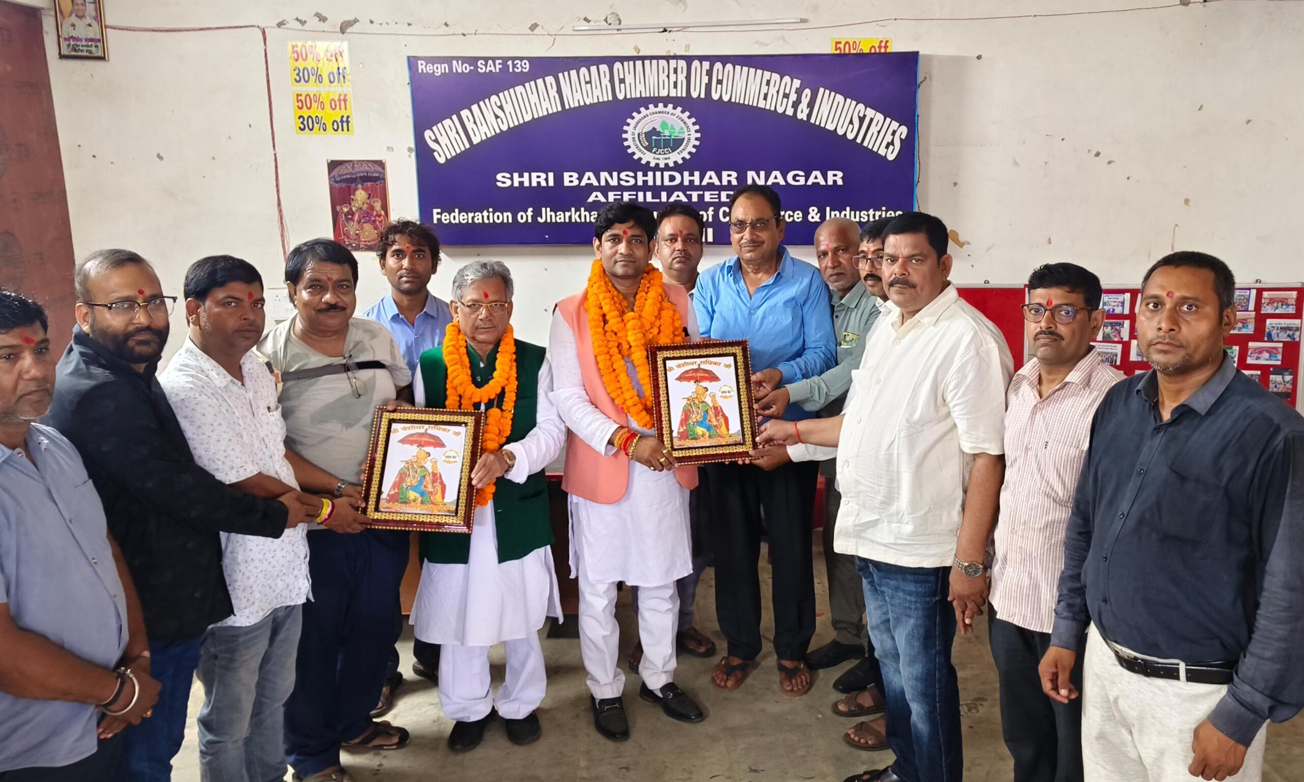 चैंबर के क्षेत्रीय उपाध्यक्ष चुने जाने के बाद बंशीधर मंदिर पहुंचे अमित जायसवाल, पूजा-अर्चना कर क्षेत्र की खुशहाली की कामना