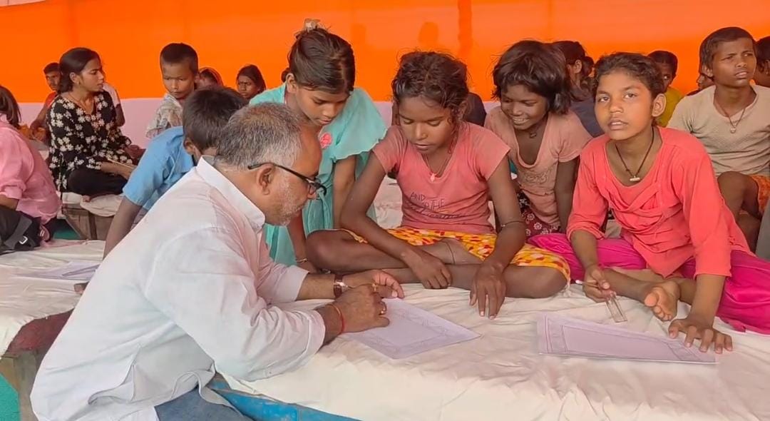 बाढ़ राहत शिविर में बच्चों ने थामी रंग और कूची, मंजूषा कला से खिल उठे चेहरे