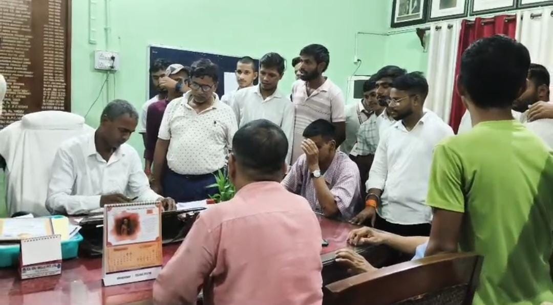 TNB कॉलेज के पूर्वी छात्रावास की जर्जर छत को लेकर छात्रों का हंगामा, प्राचार्य कार्यालय का घेराव