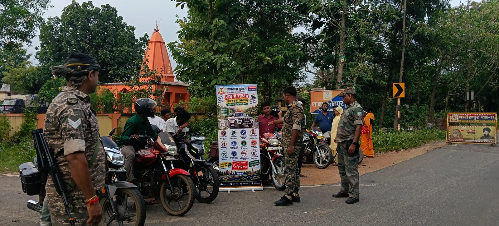 जामताड़ा में सड़क सुरक्षा को लेकर पुलिस का जागरूकता अभियान, वाहन चालकों को यातायात नियमों के पालन की दी नसीहत