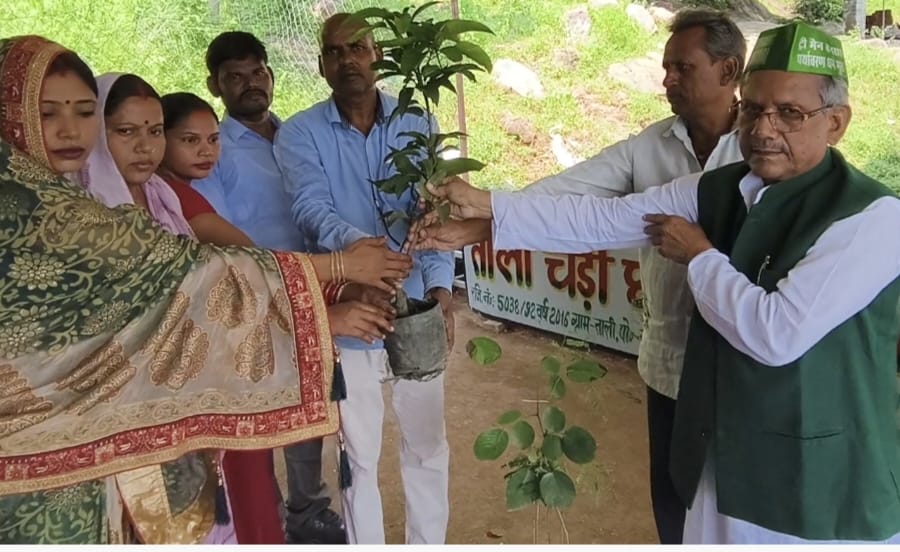 विश्वकर्मा पूजा और पीएम मोदी के जन्मदिन पर पौधा दान, पर्यावरण संरक्षण का दिया संदेश