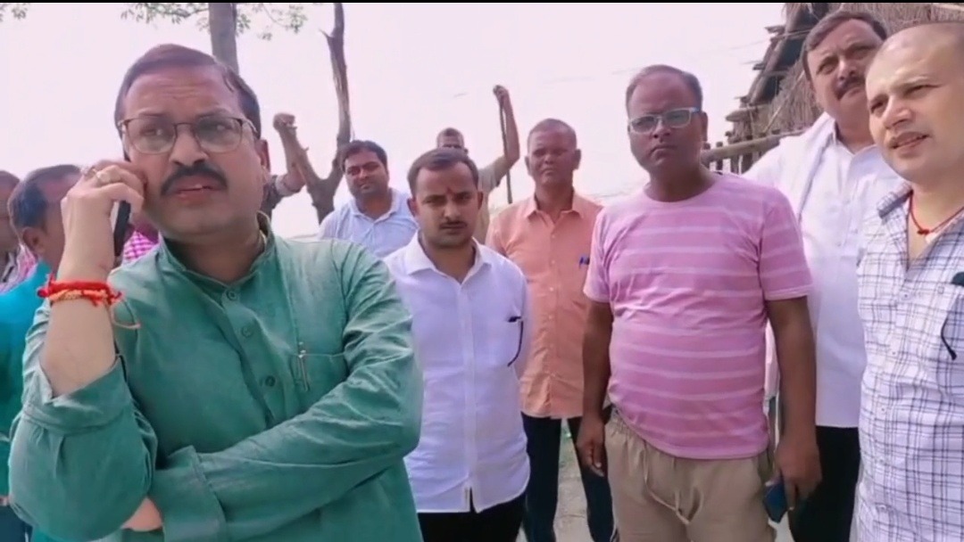 गंडक के कटाव का सांसद सुनील कुमार ने लिया जायजा, स्थायी समाधान के लिए पक्के बांध का प्रस्ताव भेजने का निर्देश