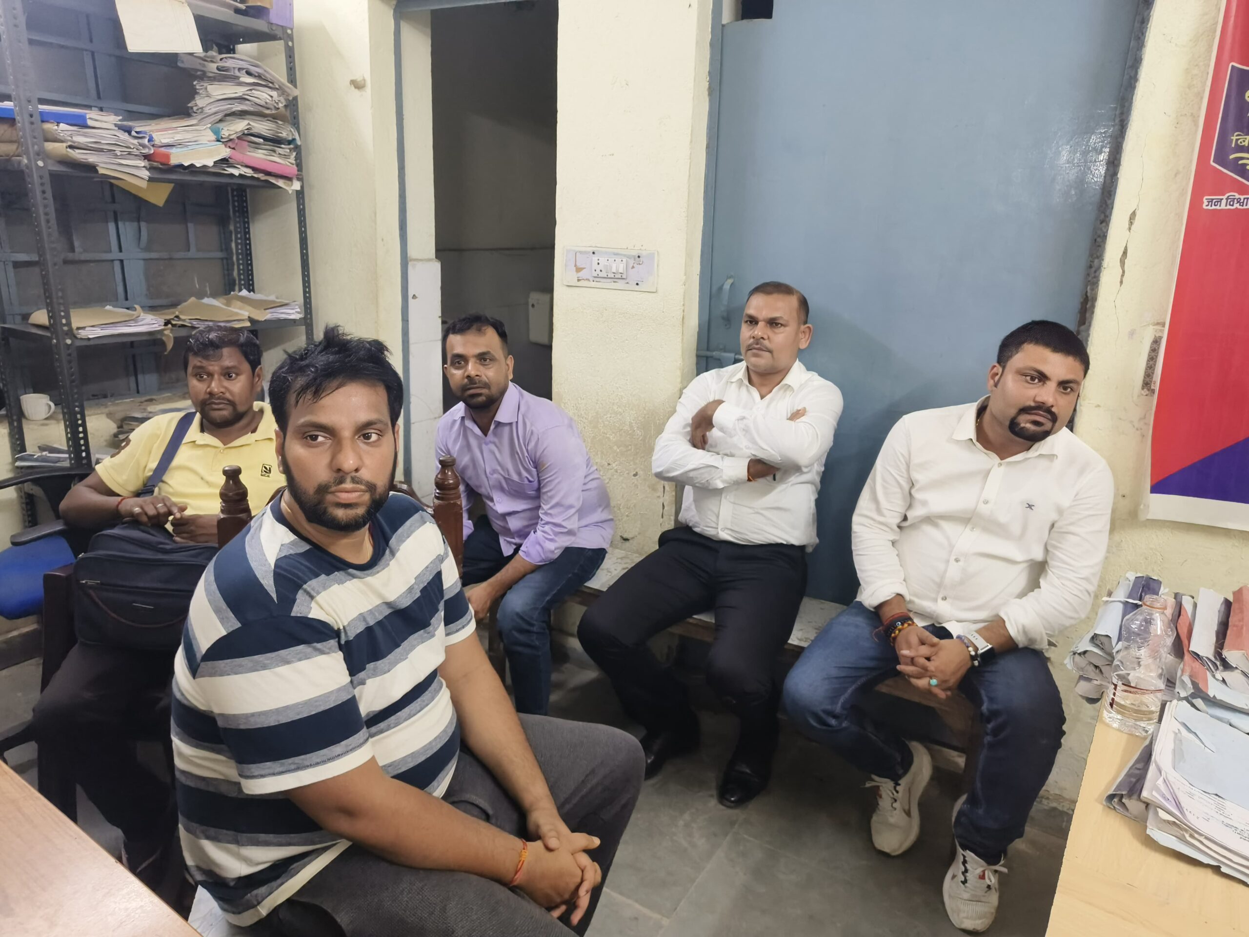 मोतिहारी में शराब पार्टी का पुलिस ने किया खुलासा, PNB के चार कर्मियों समेत पांच गिरफ्तार  मोतिहारी। शहर में शराब पार्टी करने के आरोप में पंजाब नेशनल बैंक (PNB) के चार कर्मियों समेत पांच लोगों को नगर थाना पुलिस ने गिरफ्तार किया है। पुलिस के अनुसार, गुप्त सूचना के आधार पर कार्रवाई करते हुए एक बंद कमरे में कथित तौर पर चल रही शराब पार्टी का पता लगाया गया। पुलिस की कार्रवाई के बाद बैंक कर्मियों के बीच भी हड़कंप की स्थिति बताई जा रही है।  पुलिस के मुताबिक, नगर थाना को सूचना मिली थी कि पंजाब नेशनल बैंक के कर्मी प्रतीक सिन्हा, इंद्रजीत कुमार, अजय कुमार और तरुण कुमार एक अन्य युवक के साथ एक कमरे में शराब पार्टी कर रहे हैं। सूचना मिलने के बाद पुलिस टीम ने मामले की पुष्टि के लिए तत्काल कार्रवाई की और बताए गए स्थान पर छापेमारी की।  छापेमारी के दौरान पुलिस ने कमरे से पांच लोगों को पकड़ा। इनमें चारों को बैंक कर्मी बताया गया है, जबकि पांचवां व्यक्ति उनका परिचित बताया जा रहा है। पुलिस सभी आरोपियों को हिरासत में लेकर नगर थाना पहुंची, जहां उनसे पूछताछ की जा रही है।  पुलिस की इस कार्रवाई के बाद संबंधित बैंक कर्मियों के बीच भी चर्चा तेज हो गई है। फिलहाल पुलिस गिरफ्तार किए गए सभी पांच लोगों से पूछताछ कर रही है और मामले में आगे की कानूनी प्रक्रिया पूरी की जा रही है।  बिहार में शराबबंदी कानून लागू होने के बाद शराब के सेवन और अवैध शराब कारोबार के खिलाफ पुलिस लगातार कार्रवाई करती रही है। इसी क्रम में गुप्त सूचनाओं के आधार पर विभिन्न स्थानों पर छापेमारी की जाती है।  नगर थाना पुलिस का कहना है कि मामले की जांच की जा रही है और जांच के दौरान सामने आने वाले तथ्यों के आधार पर आगे की कार्रवाई की जाएगी। पुलिस यह भी पता लगाने में जुटी है कि कथित शराब पार्टी के लिए शराब कहां से लाई गई थी और इसमें अन्य किसी व्यक्ति की भूमिका तो नहीं थी।  फिलहाल पांचों लोगों की गिरफ्तारी के बाद पुलिस की कार्रवाई जारी है। मामले में पुलिस की जांच और कानूनी प्रक्रिया पूरी होने के बाद ही घटनाक्रम से जुड़े अन्य तथ्यों की स्पष्ट तस्वीर सामने आ सकेगी।