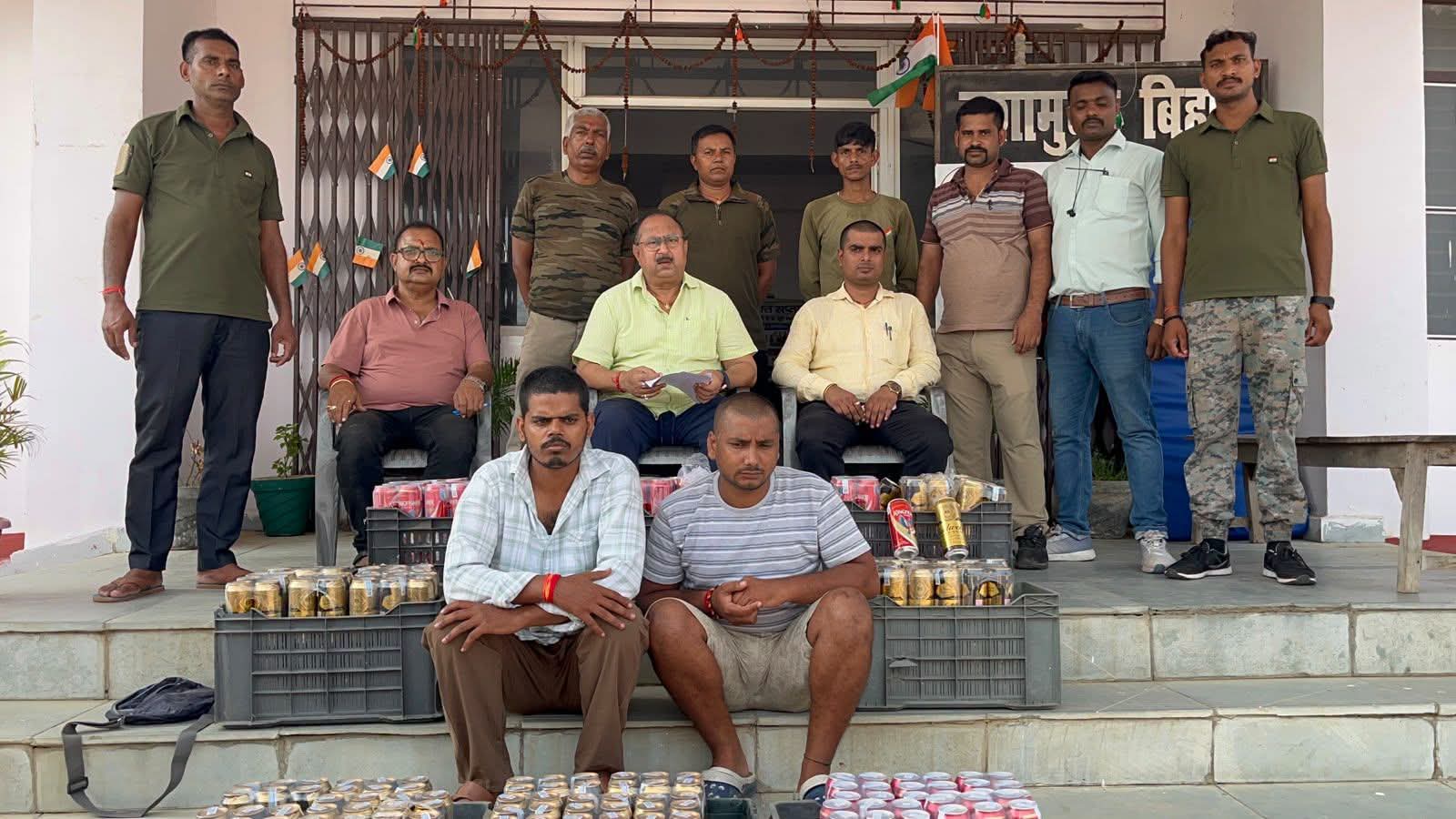 मरीज की आड़ में शराब तस्करी! प्राइवेट एंबुलेंस के तहखाने से 230 लीटर बीयर बरामद, दो तस्कर गिरफ्तार