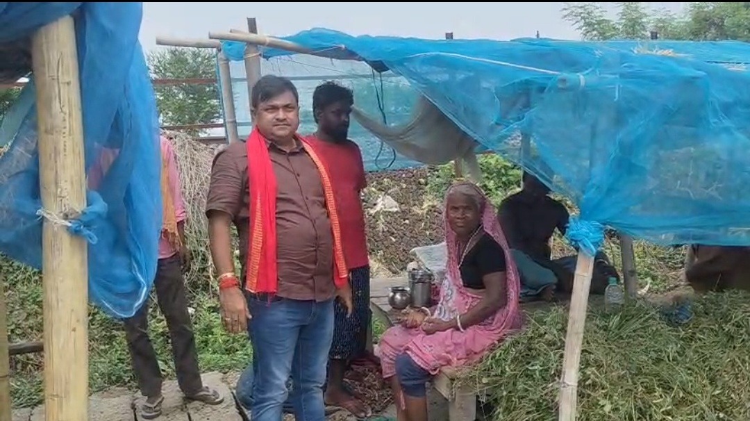 भागलपुर के मदरोनी में रेलवे ट्रैक किनारे बाढ़ विस्थापितों का डेरा, पन्नी तक नहीं मिलने का आरोप