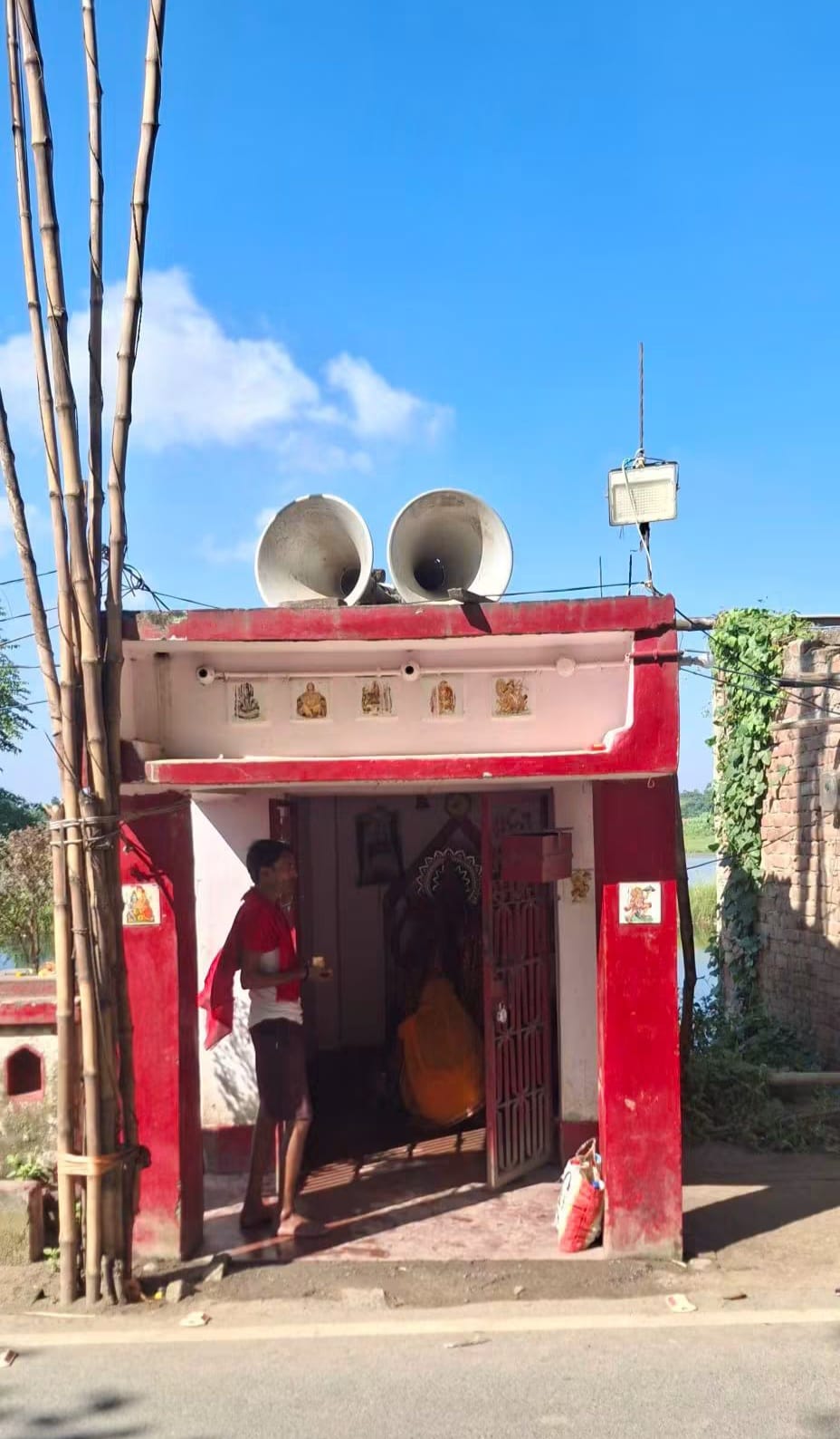 अमरपुर हनुमान मंदिर में चोरी, रात के अंधेरे में एम्प्लीफायर ले गए चोर