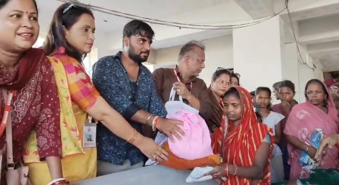 सबौर में बाढ़ पीड़ितों की मदद को आगे आया मां आनंदी संस्थान, बाबूपुर मोड़ पर बांटी राहत सामग्री