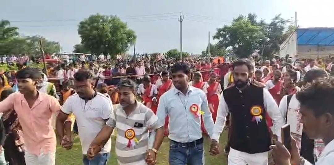 कालाझरिया में करम उत्सव की धूम, लोकगीतों और मांदल की थाप पर झूमे ग्रामीण