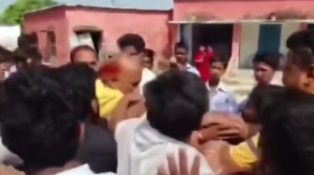 छात्रा से मोबाइल नंबर मांगने का आरोप, ग्रामीणों ने प्रधानाध्यापक की पिटाई; 24 घंटे में जांच के आदेश