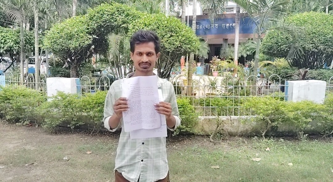 मुखिया पर स्वच्छता कर्मियों के नाम पर फर्जी भुगतान का आरोप, डीएम को सौंपा ज्ञापन