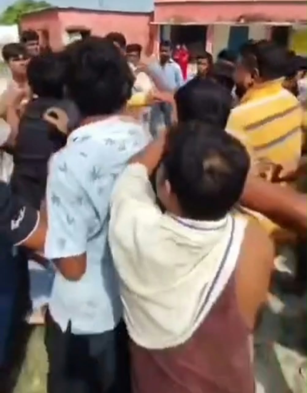 स्कूल परिसर में घुसकर प्रधानाध्यापक से मारपीट, छह लोगों के खिलाफ थाने में शिकायत